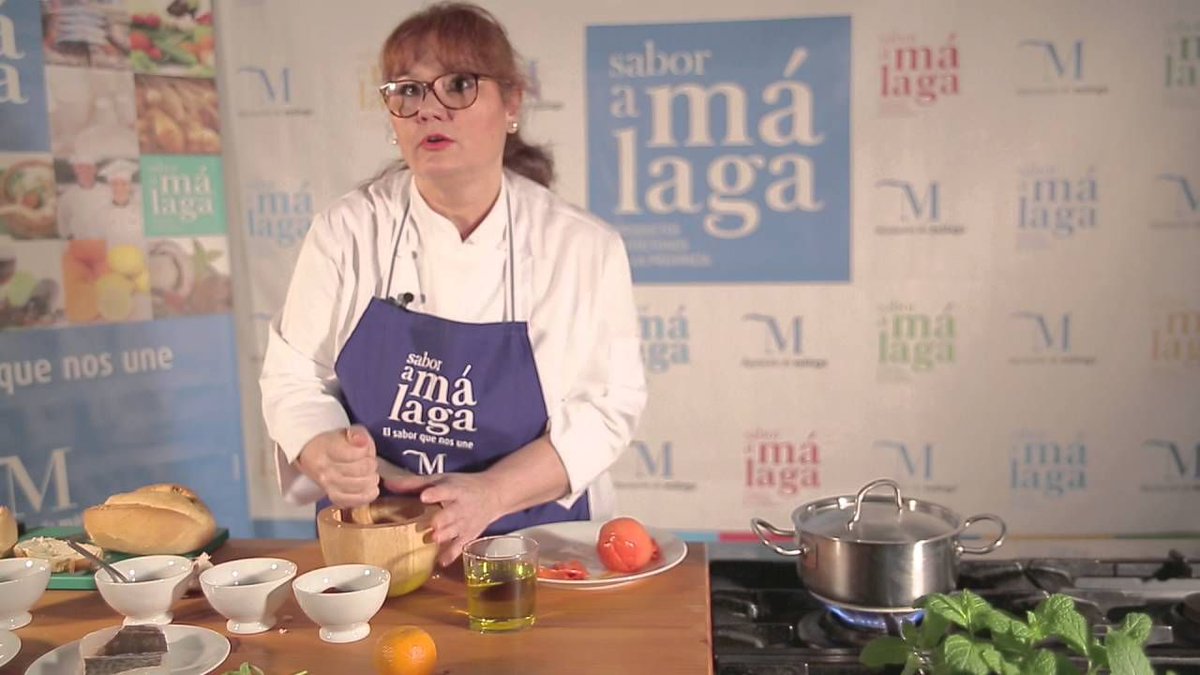 SaboraMalaga's tweet photo. Hoy en #RecetaSAM: sopa de cachorreñas de @MariloAlarcon. ¿Conocíais esta cancioncilla?

Cachorreña se perdió,
gazpacho la anda buscando.
¿Dónde la vino a ‘encontrá’?
En casa del ajo blanco,
pariente de la ‘ensalá’.

https://t.co/TCIDqIcquu https://t.co/HmpZrCoZLk