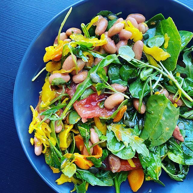 thinklovevegan's tweet photo. Yesterday’s lunch, rocket, spinach, pinto beans, turmeric kimchi, tomatoes and pumpkin seeds for zinc. 👍 keep on boosting your immunity 💚😍 https://t.co/VZXQKwwFCW