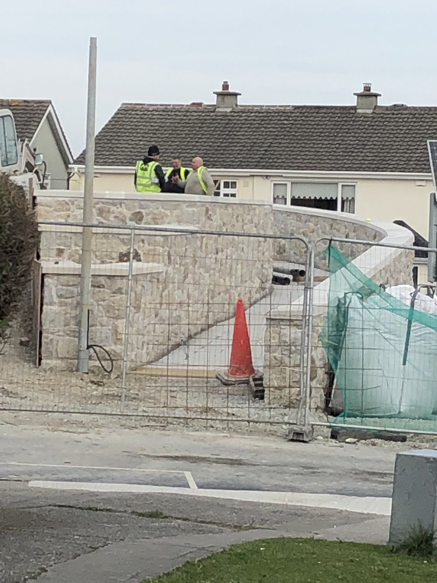 Sezryan's tweet photo. Great social distancing working together on site lads 👏🏼👏🏼👏🏼👏🏼 #Coronavid19 #coronavirus #irishsites #SocialDistancing #ministerforhealth #IrelandLockdownneeded @LeoVaradkar @SimonHarrisTD https://t.co/OWpKv6vJv9