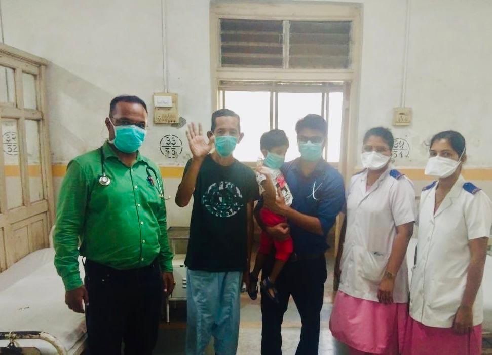 #GoodbyesAreGoodToo The happiest moment for all of us at @mybmc Kasturba Hospital! 2 of our once Corona +ve, recovered fully now, tested -ve twice consecutively. 8 are going home today. Note: Picture approved by patients #BlessedToServe #AnythingForMumbai #NaToCorona