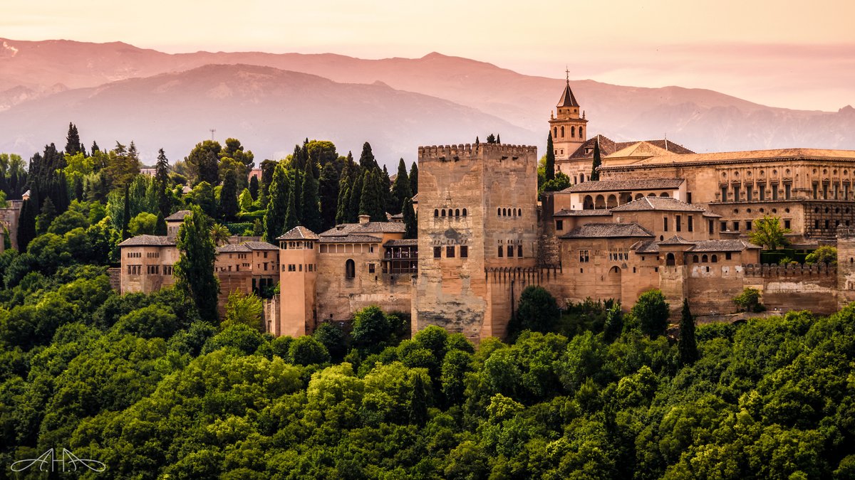 #QuedateEnCasa | Recorre dese casa la Alhambra de Granada en este tour virtual. Descubre cada uno de sus rincones y no pierdas detalle de casa uno de sus detalles. ¡Te estaremos esperando! alhambra.org/mapa-virtual-a… vía <a href="/AlhambraGranada/">Alhambra de Granada</a> #YoMeQuedoEnCasa #ViveAndalucia #Granada