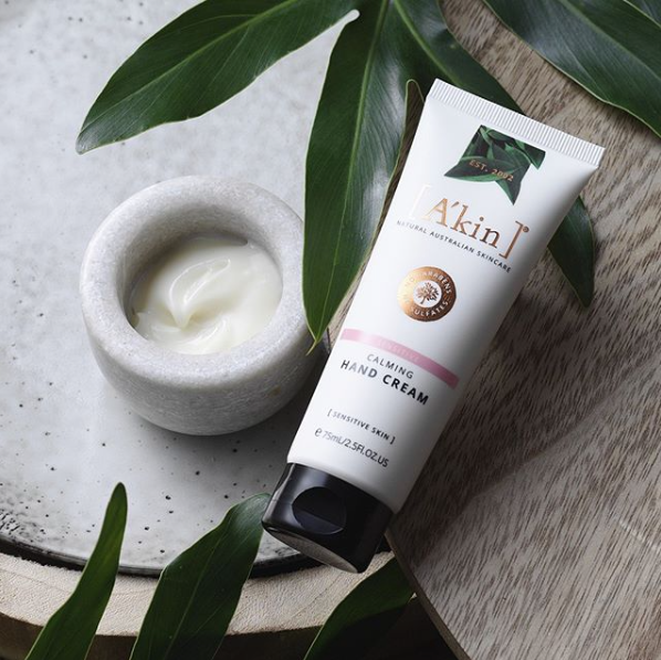 Dry and sensitive hands needing some attention? Give them some well-deserved love with our Calming Hand Cream. It helps to:

✔️ Reinforce the skin barrier.
✔️ Reduce skin sensitivity.
✔️ Reduce inflammation of the skin.