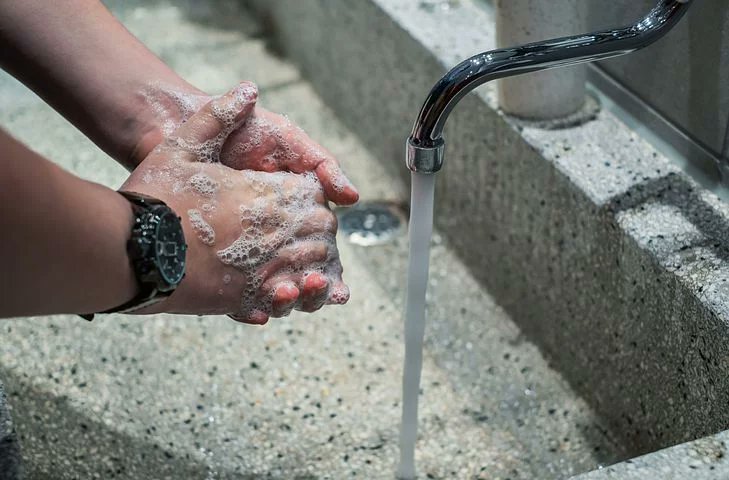 ComBerrocal's tweet photo. Las autoridades sanitarias en esta materia nos han recomendado que se suban los niveles de cloro en el agua potable mientras dure la pandemia por el Covid19, así que es probable que lo notes en tu uso cotidiano. https://t.co/w2Ol7VEPjz