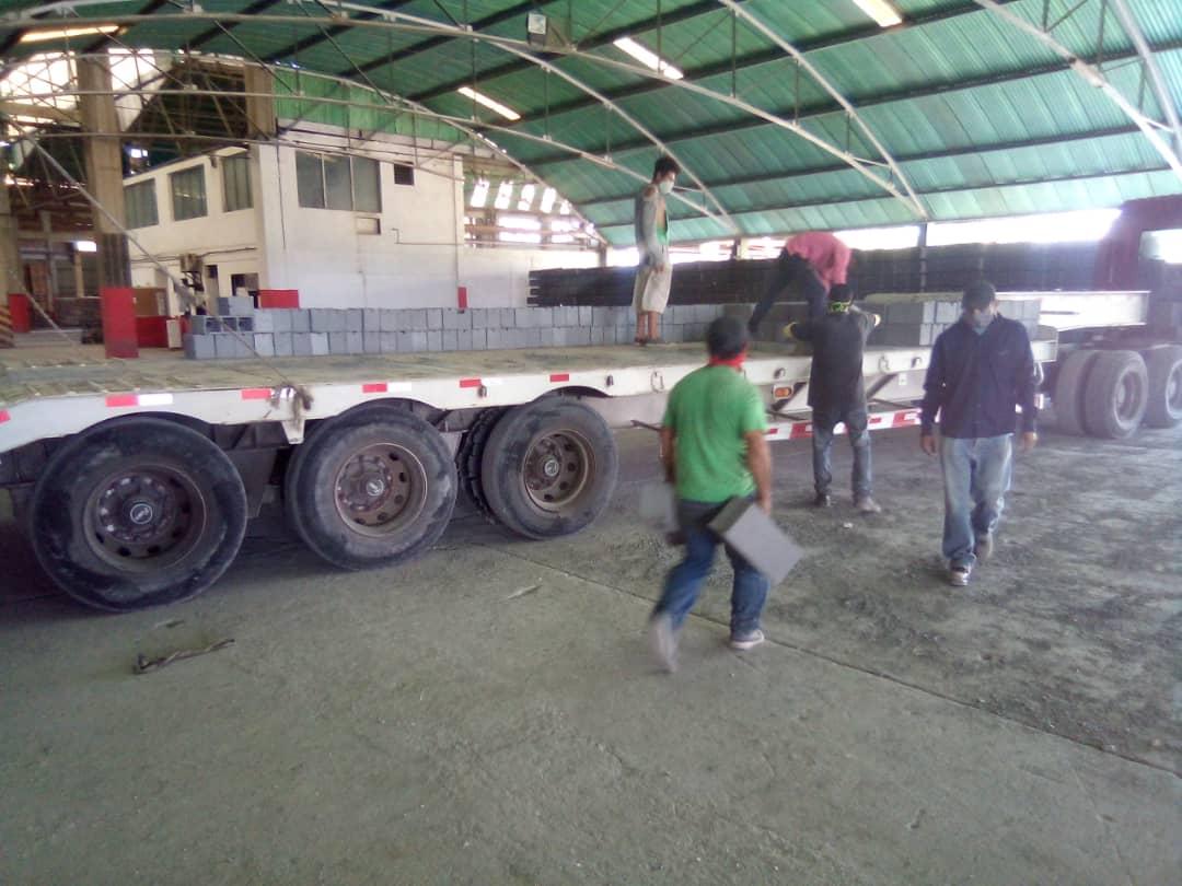 Como apoyo institucional a Fundasel, la Clase Obrera de INFERCA, Junto a la Comuna Árbol de las 3 Raíces, entregan 700 bloque de concreto, para la culminación de la casa de alimentación que se encuentra en las instalaciones de la empresa Tuhelca. #TrumpLevantaLasSancionesYa