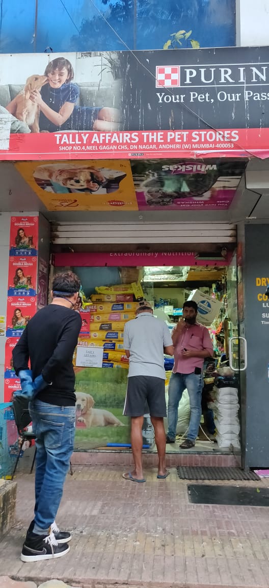 AfrozShah1's tweet photo. #Covid19 

Dogs - on the street -  are the worst sufferers during this tough times.

Never had a dog as a companion  but today I stepped out to feed them .They are hungry and lonely.

After being in self isolation - I stepped out to pick the dog feed.

Some fed now. Some later. https://t.co/MKcEbj9E11