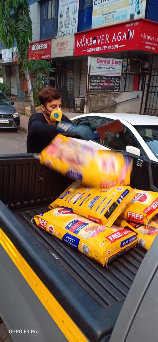 AfrozShah1's tweet photo. #Covid19 

Dogs - on the street -  are the worst sufferers during this tough times.

Never had a dog as a companion  but today I stepped out to feed them .They are hungry and lonely.

After being in self isolation - I stepped out to pick the dog feed.

Some fed now. Some later. https://t.co/MKcEbj9E11
