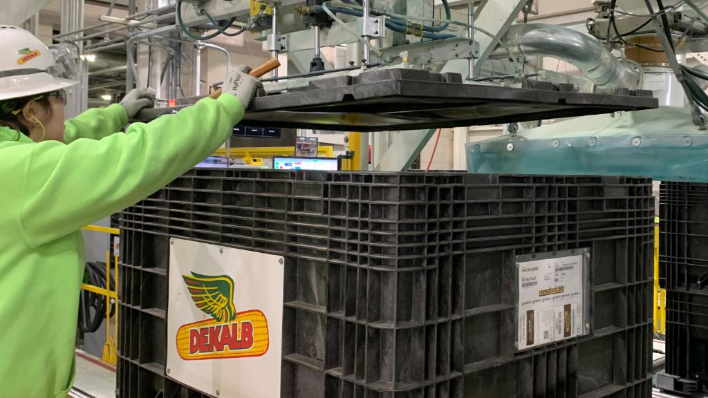 Bayer4CropsUS's tweet photo. Planting season doesn’t stop for growers despite #COVID19. Getting seeds and crop protection products to your farm is a top priority while providing a safe environment at our facilities. As you gear up for #plant2020, know that we’ve got your back! Together we are #StillFarming! https://t.co/um33ypoKky