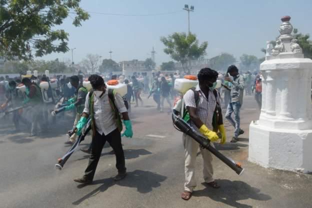 نلاحظ في الصور المرفقه رجال الخدمات والامانات والمتطوعين يقومون برش المواقع السكنيه والمساجد والمواقع الخدميه للحد من انتشار الفيروس وغيره وأتمني السبق لرجال الأمانات والجهات المعنيه بالوطن برش جميع المواقع الخدميه والشوارع .حتى هذه اللحظه لم نشاهد اي عملية رش ف نجران اوغيره .الخ