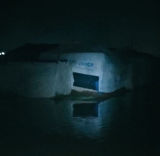 Solumsmoen's tweet photo. New tents going up for families in East #Mosul camps affected by the river Khazer overflowing. @Refugees @BarzaniCF https://t.co/I6CQJh95GM