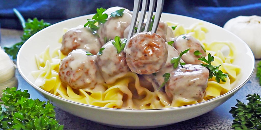 Creamy Garlic &amp; Mushroom Meatballs - Easy and delicious pantry meal using frozen meatballs. bit.ly/2QHDNI5 #meatballs #pantry #recipes #food