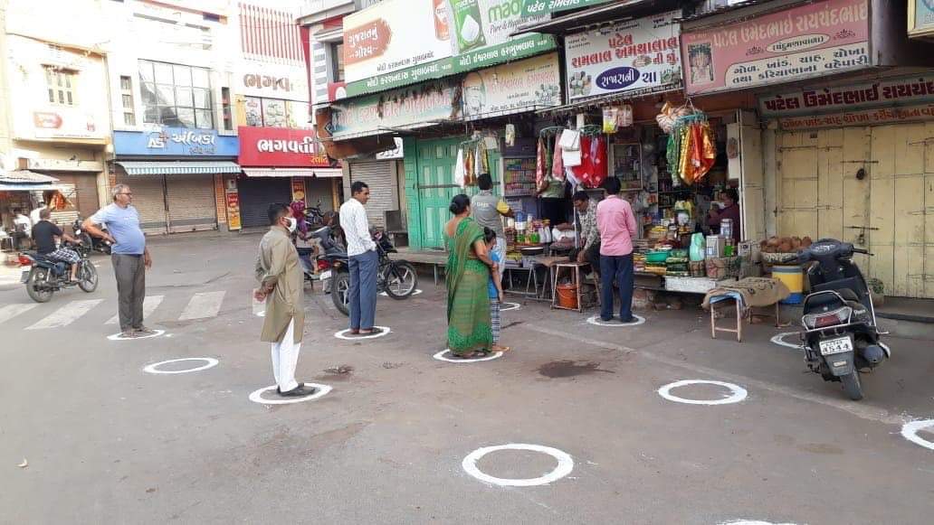 AskAnshul's tweet photo. If you go to the market out of necessity, do maintain distance exactly as shown in the picture.

Stand in queues &amp; maintain enough gap. Don't touch others. Social distancing is a must. We have to break the chain. https://t.co/eu3cGnCbMV