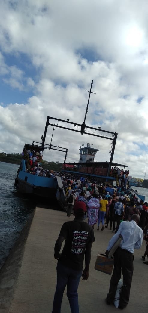 CMwachonda's tweet photo. The Likoni Ferry crossing is our weakest link right now in the fight against #coronavirusinKenya . It breaches all the guidelines on physical distancing & contact.
The community risk & exposure is large scale @MOH_Kenya @KenyaMedics_KMA @susan_mochache Need for mitigation. https://t.co/Q5xyiERtD3