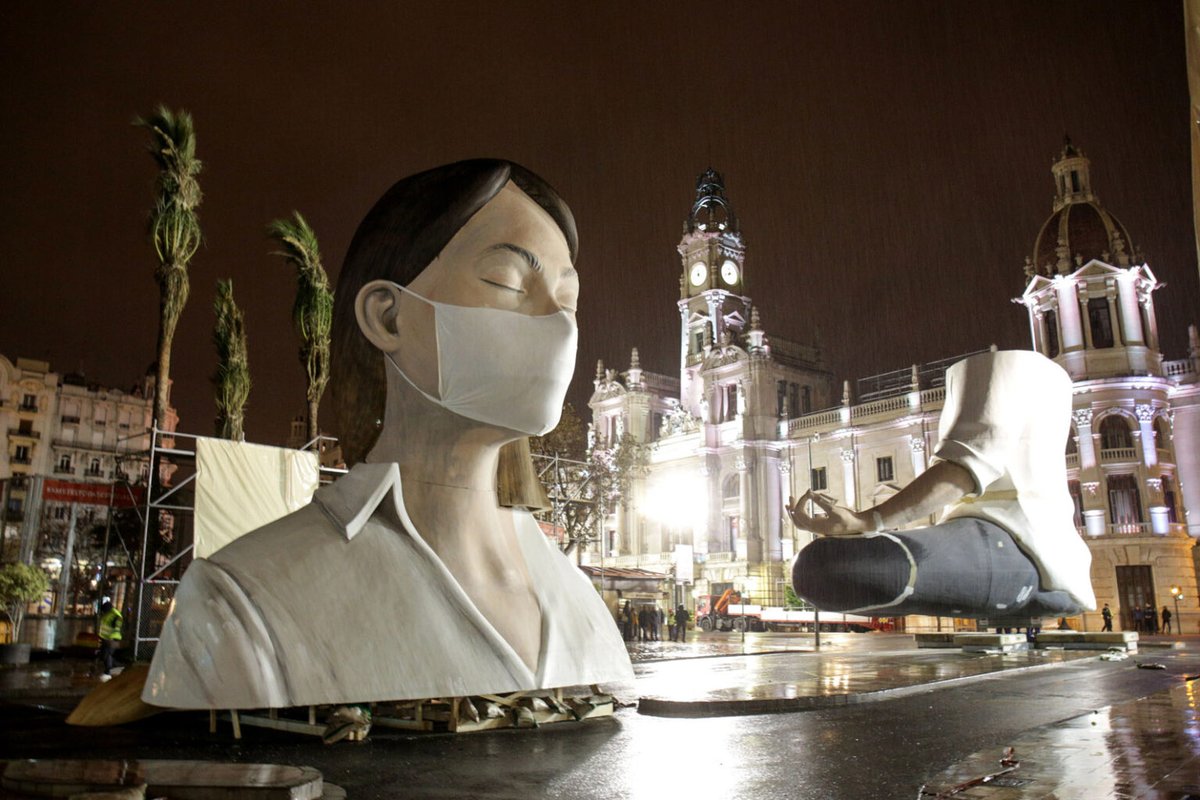 Испанский художник Escif возвращается с новым монументальным произведением «This Too Shall Pass» на общественной площади Валенсии. 
Благодаря поддержке людей правительство Валенсии решило сжечь только тело скульптуры и сохранить лицо с маской на площади.