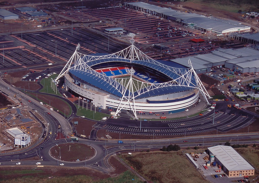Burnden Park werd in 1997 verlaten en Bolton Wanderers trok naar het Reebok Stadium. De locatie is verschrikkelijk (het ligt op een retailpark ver buiten de stad), maar van de gehele nieuwbouw uit die tijd vind ik dit nog een van de betere doordat het een aparte vorm heeft.