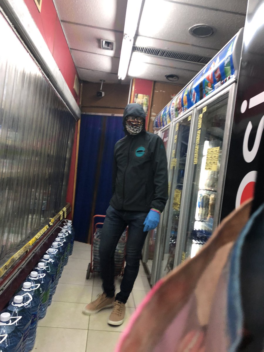 SebaVenditti's tweet photo. @johnsanzo Ayer crucé al súper y había uno así de tapado... ¿Eras vos? 🤣 https://t.co/wSccIN8Urk