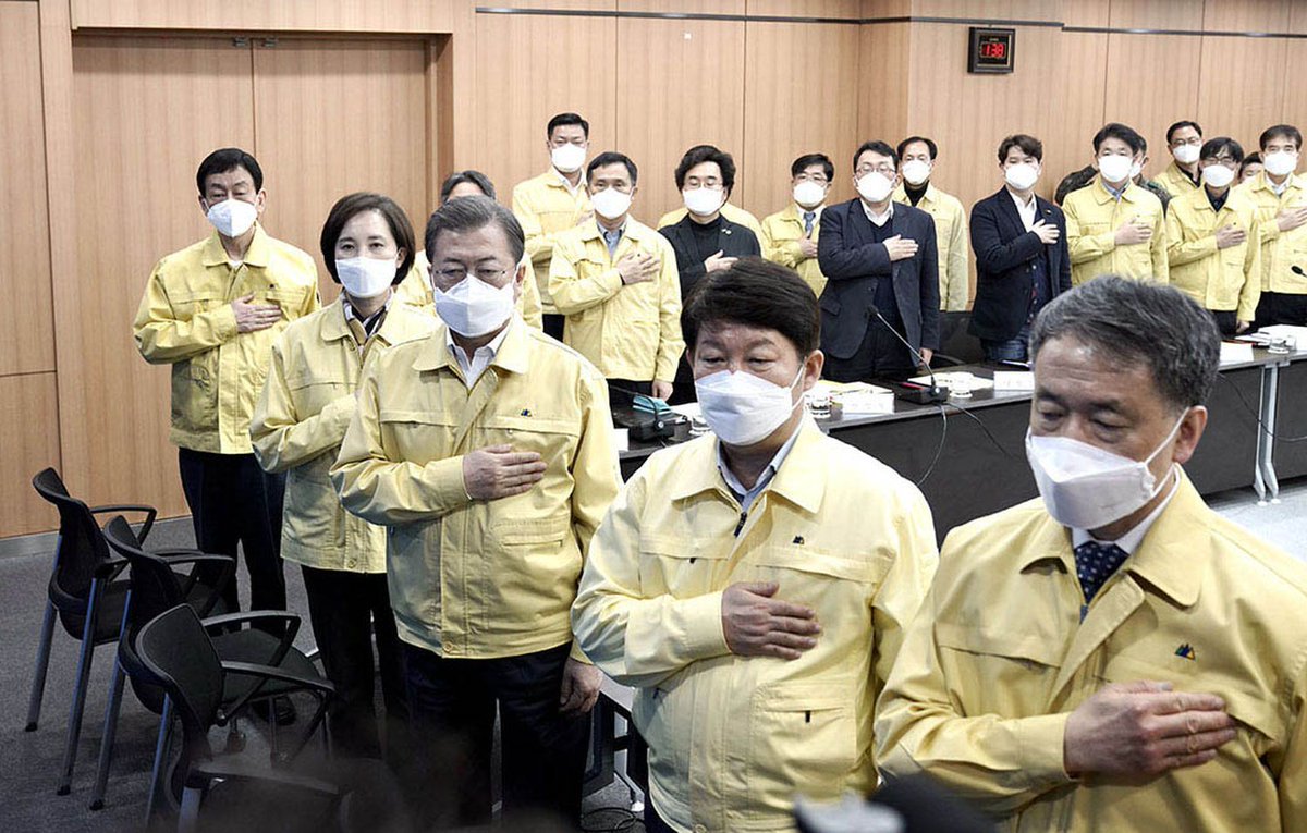 OptionTI's tweet photo. El filósofo surcoreano Byung Chul Han, autor de "La Sociedad del Cansancio", nos ayuda a comprender por qué en occidente ha sido tan desastroso el impacto del COVID-19 y cómo en Asia se ha logrado controlar la epidemia con el uso de tecnologías digitales😷https://t.co/IE6b5xjQH5 https://t.co/fjCwK6clcq
