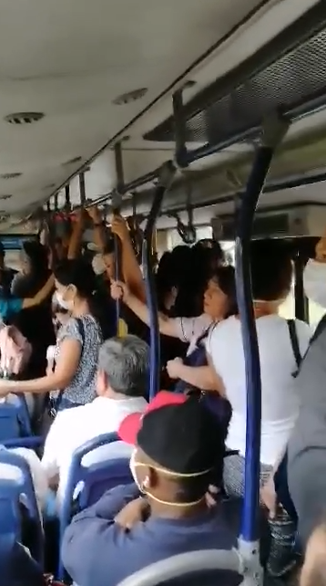EnterateCali's tweet photo. Continúan llegando reportes del transporte masivo MIO en los que los buses estan igual de llenos como si fuera un día normal, en lo que era nuestra vida normal hasta hace unos días... #QuedateEnCasa https://t.co/qTPDZLxyBO