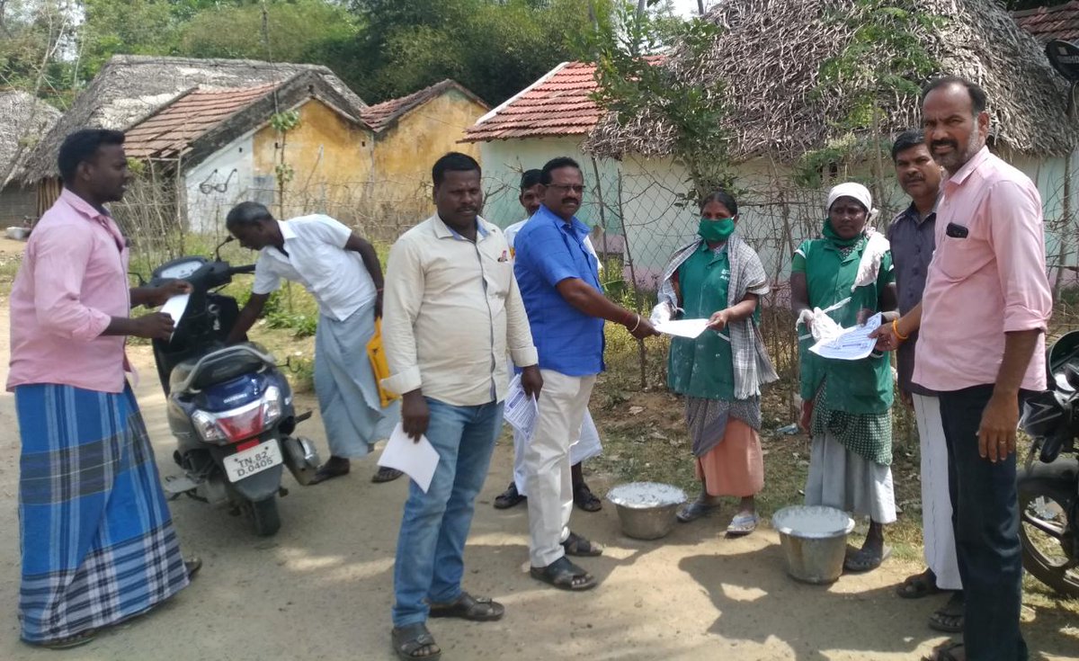 bkKamaraj's tweet photo. நேற்றைய தொடர்ச்சியாக 24/3/2020 இன்று  நாகை மாவட்டம் மயிலாடுதுறை ஒன்றியத்தில் ஒன்றிய செயலாளர் B. காமராஜ் தலைமையில் மேலும் 10 ஊராட்சிகளுக்கு நோட்டீஸ் வழங்கப்பட்டது. ஏப்ரல் மாதம் முதல் மீண்டும் தொடரும்.. #RajiniMakkalMandram @rajinikanth @rmmoffice @nagairmm @RmmNagai https://t.co/EeDk6nUiZn