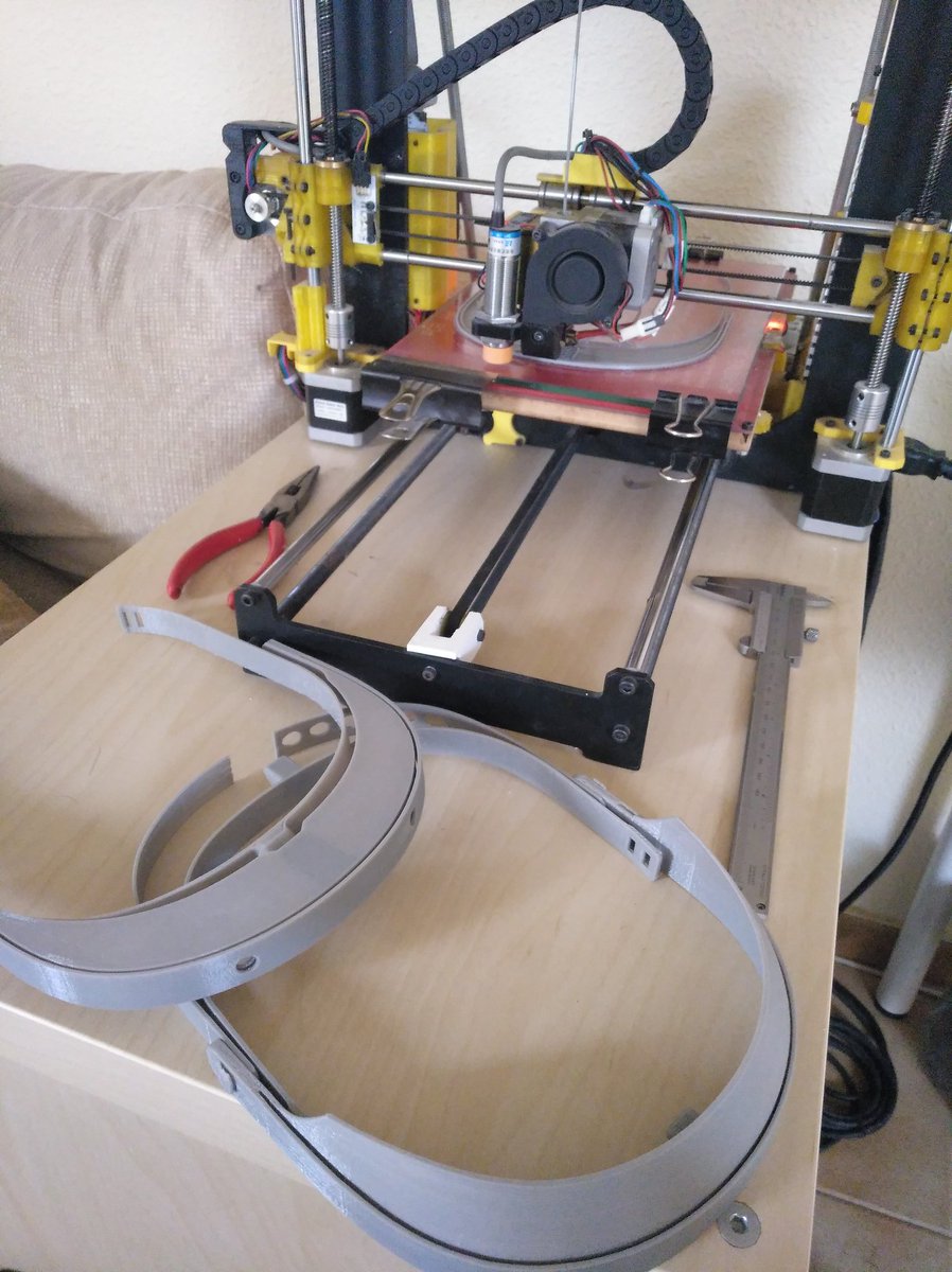 ArcadeMachine2's tweet image. Haciendo viseras para la gente en primera línea de batalla #YoAyudoDesdeCasa