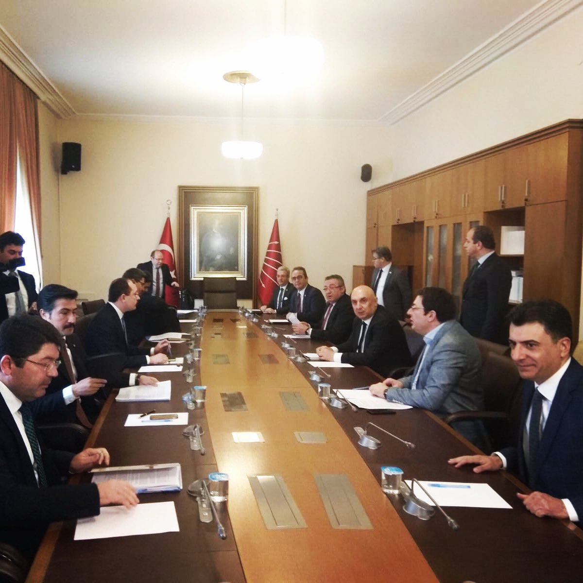 avantmen33's tweet photo. Bugün Parti Grubumuzdan Milletvekillerimiz ve AKP heyeti ile infaz yasasıyla ilgili gelecek düzenleme üzerine Meclis'te biraraya geldik. Toplantıda, Adil bir paket olması için önerilerimizi sıraladık. Biz çalışıyoruz ama lütfen siz #evdekal ın.  

#Türkiye #infazyasası #CHP https://t.co/UGYgJg9VRh