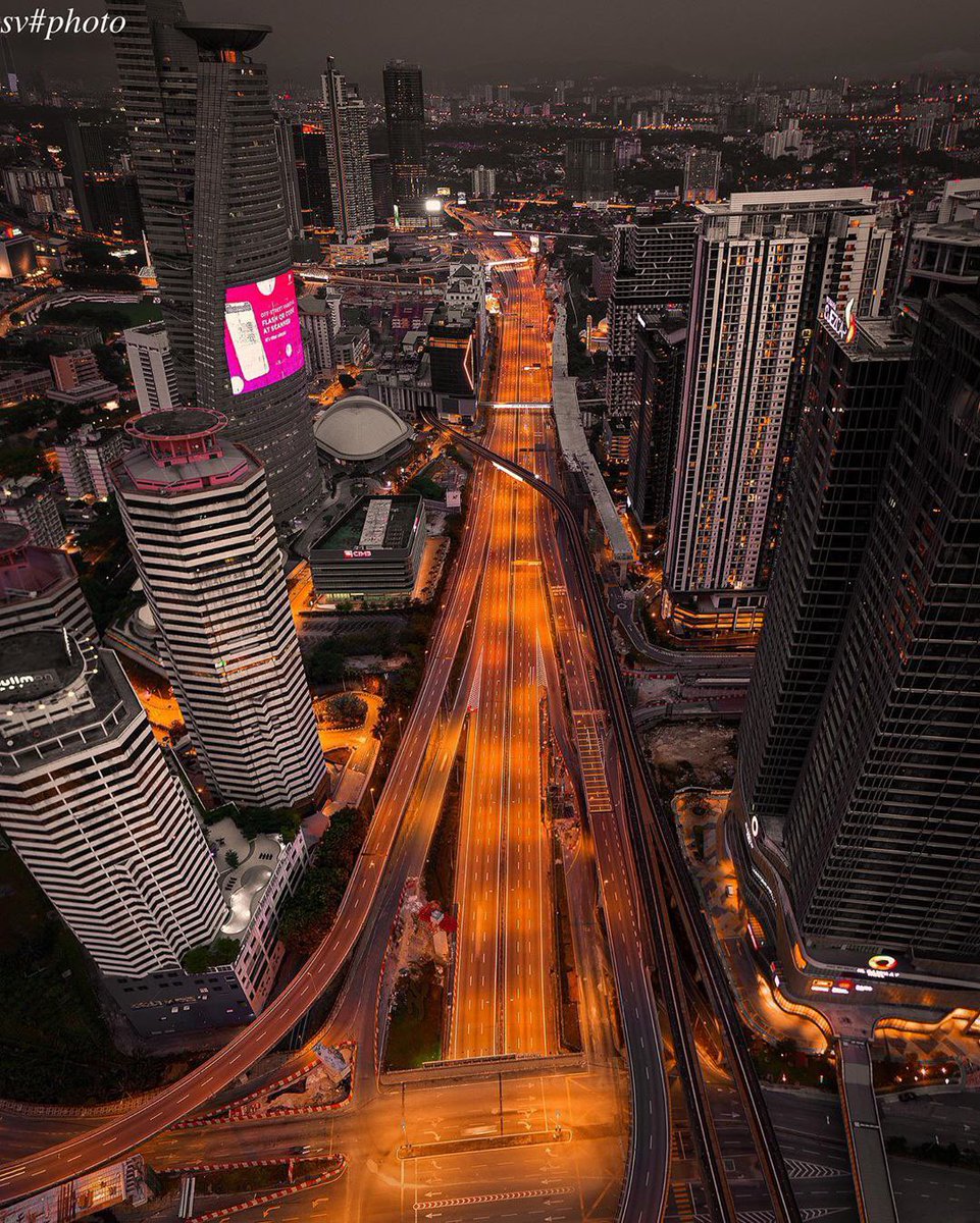 NakKataJap's tweet photo. Suasana di Kuala Lumpur ketika Perintah Kawalan Pergerakan pada waktu senja dan malam. (ig: siva_wwc) https://t.co/Fj7jGWkyUs