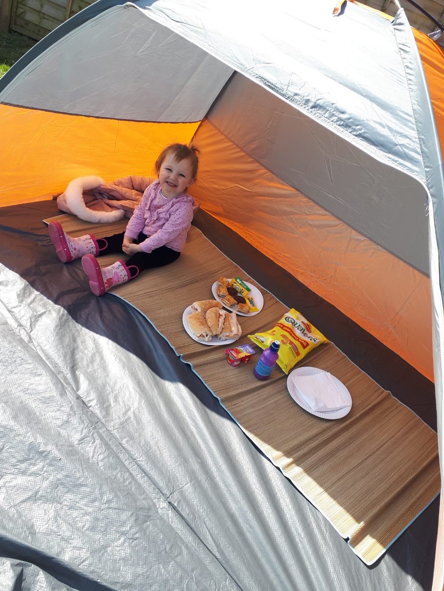 A quick lunch break whilst the sun is shining calls for a picnic in the garden with my little girl 👧🥪🧁☀️