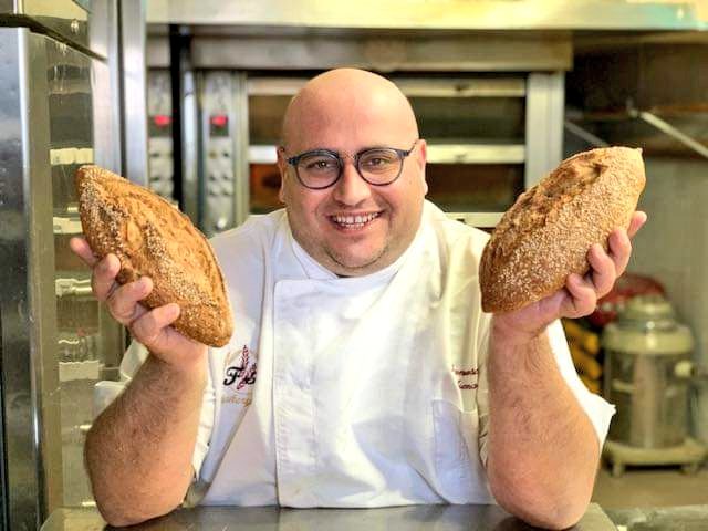 viaggimperfetti's tweet photo. Di grani antichi e arte bianca. Oggi #maniinpasta con Francesco Arena, bakery chef e #AmbasciatoredelGusto in #Sicilia.
Con lui impariamo a preparare il #pidone messinese senza l'introvabile lievito😋 Al link l'intervista per #Siciliando https://t.co/jjkV8kagSX
#acasaconunsorriso https://t.co/6lLPMQTxqz