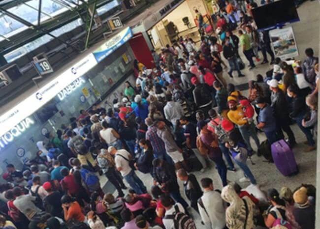 BluRadioCo's tweet image. #FOTOS ¡Abarrotadas! Así lucen varias terminales del país previo a la cuarentena nacional bit.ly/2UfUVqB #MañanasBLU