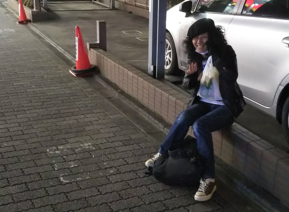 稲田 錠 Joe Inada どうやら ギックリ背中みたい 背中固定して 歩いて店に来ると うちの店に来ようとしていたイカしたロックンローラーと遭遇 そして 開けたとたんに 他のお客さんも