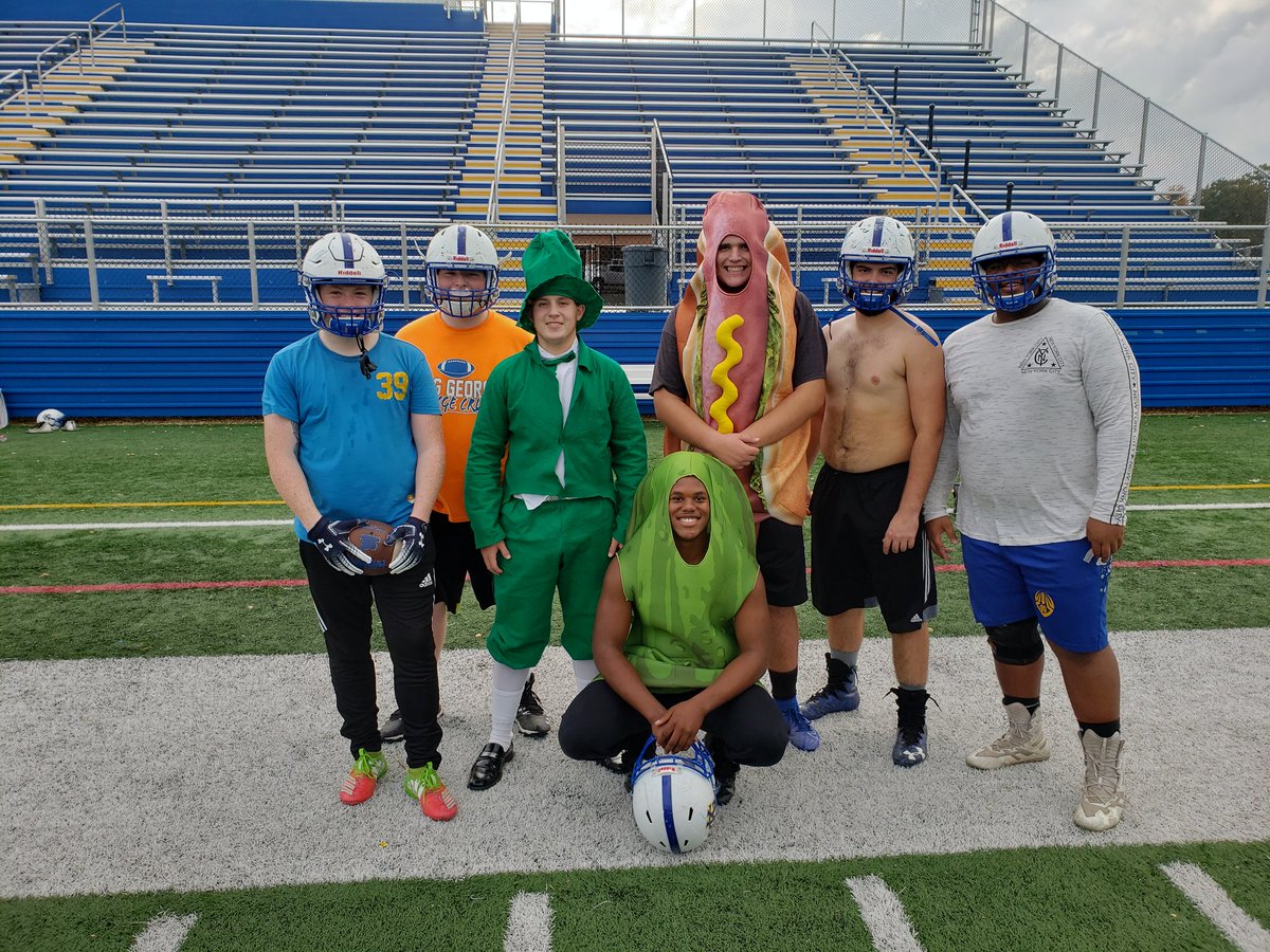 FBCoachMcDonald's tweet photo. If you are a football person please join the challenge of posting a football photo. Just one picture, no description. Please copy the text in your status, post a picture, and look at some great pictures. https://t.co/8HpwUJeqkU https://t.co/9TgOq7mbHV