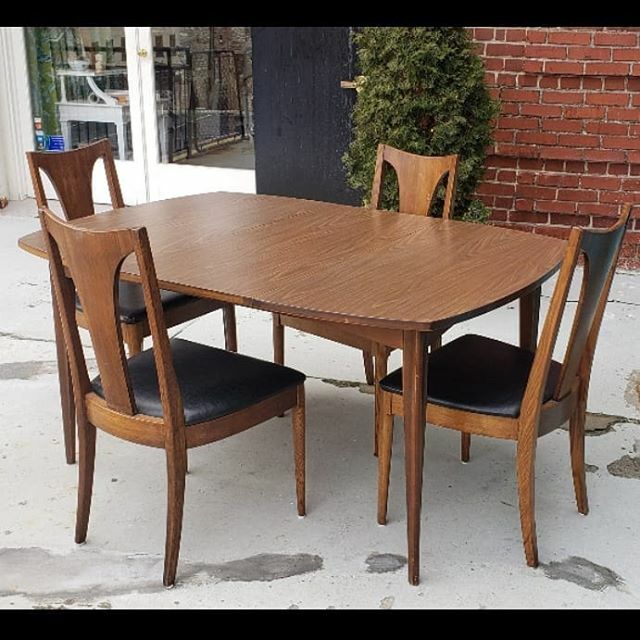 vintageMCfred's tweet photo. Broyhill dining set ready to go. Only $495!

#broyhill #Brasilia #emphasis #midcentury #midcenturymodern #modernism #midcenturydecor #vmc #frederickmd #washingtondc #downtownfrederick #weship #diningroominspo #diningtable #shopfromhome https://t.co/xVxVqQMSAo https://t.co/BITQFXCF3j