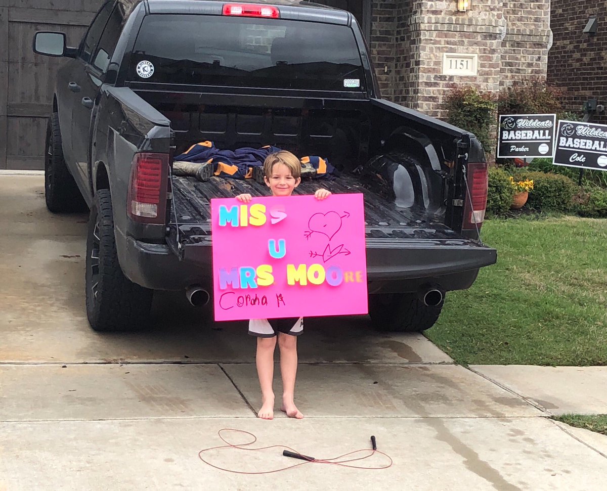 ATeachMoore's tweet image. Our E.P. Rayzor Caravan meandered through neighborhoods yesterday. Excited to be greeted by our families with waves, smiles, sidewalk chalk messages, posters &amp;amp; signs. @eprayzorelem @dentonisd @One_and_Ready #Mondaymagic  #Weareallinthistogether #AlwayslearningMoore