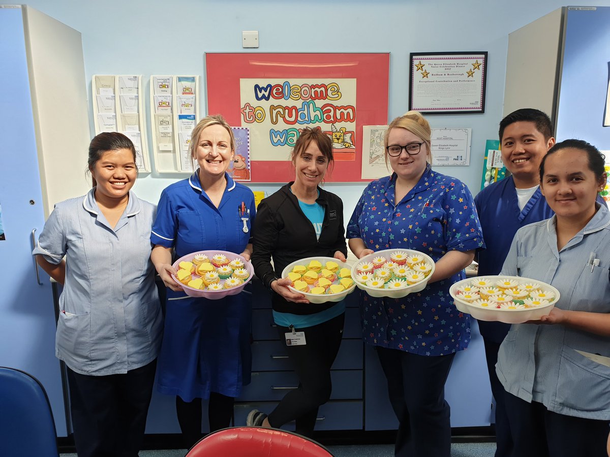 EmmaTRudham's tweet photo. @TeamQEH Thank you to Annie who donated these cakes to us girls on Rudham ! She was making a wedding cake which was sadly cancelled. Much appreciated 😘x https://t.co/RJowHS7cfK