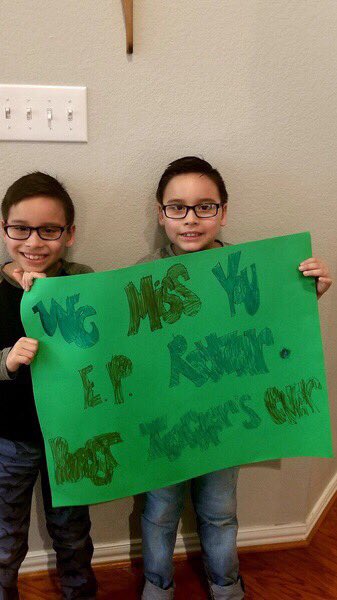 ATeachMoore's tweet image. Our E.P. Rayzor Caravan meandered through neighborhoods yesterday. Excited to be greeted by our families with waves, smiles, sidewalk chalk messages, posters &amp;amp; signs. @eprayzorelem @dentonisd @One_and_Ready #Mondaymagic  #Weareallinthistogether #AlwayslearningMoore