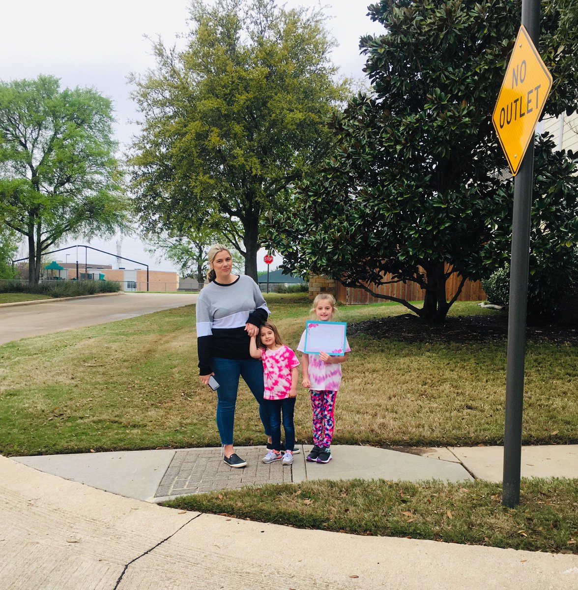 ATeachMoore's tweet image. Our E.P. Rayzor Caravan meandered through neighborhoods yesterday. Excited to be greeted by our families with waves, smiles, sidewalk chalk messages, posters &amp;amp; signs. @eprayzorelem @dentonisd @One_and_Ready #Mondaymagic  #Weareallinthistogether #AlwayslearningMoore