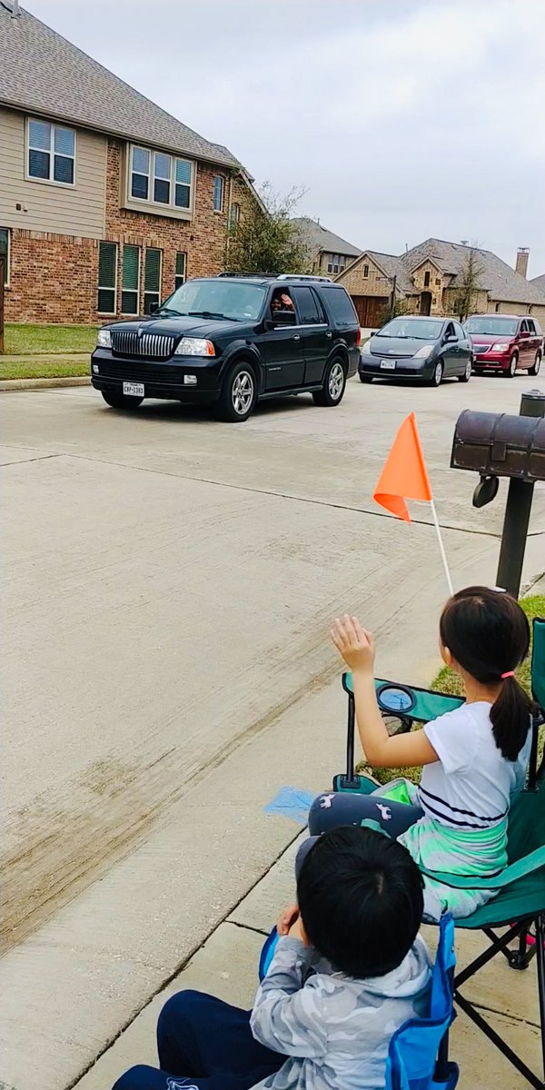 ATeachMoore's tweet image. Our E.P. Rayzor Caravan meandered through neighborhoods yesterday. Excited to be greeted by our families with waves, smiles, sidewalk chalk messages, posters &amp;amp; signs. @eprayzorelem @dentonisd @One_and_Ready #Mondaymagic  #Weareallinthistogether #AlwayslearningMoore