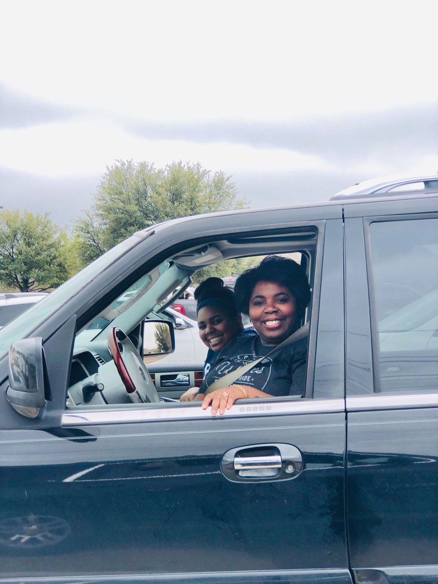 ATeachMoore's tweet image. Our E.P. Rayzor Caravan meandered through neighborhoods yesterday. Excited to be greeted by our families with waves, smiles, sidewalk chalk messages, posters &amp;amp; signs. @eprayzorelem @dentonisd @One_and_Ready #Mondaymagic  #Weareallinthistogether #AlwayslearningMoore