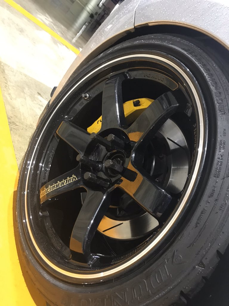 yama_tl_sho's tweet photo. 【緩募】

TE37RT 18インチ 10j +44 pcd100
DUNLOP ディレッツァZⅢ 255/35/18
6部山程度。

ホイールの2本はメタリックブラックへ塗装傷リペア済み。
残り2本はバーニングレッドのまま、傷は少ないです！

ホイールのみなら18万
タイヤ込みで23万
※送料別

#タイヤホイール売ります https://t.co/TriUpZ4kaS