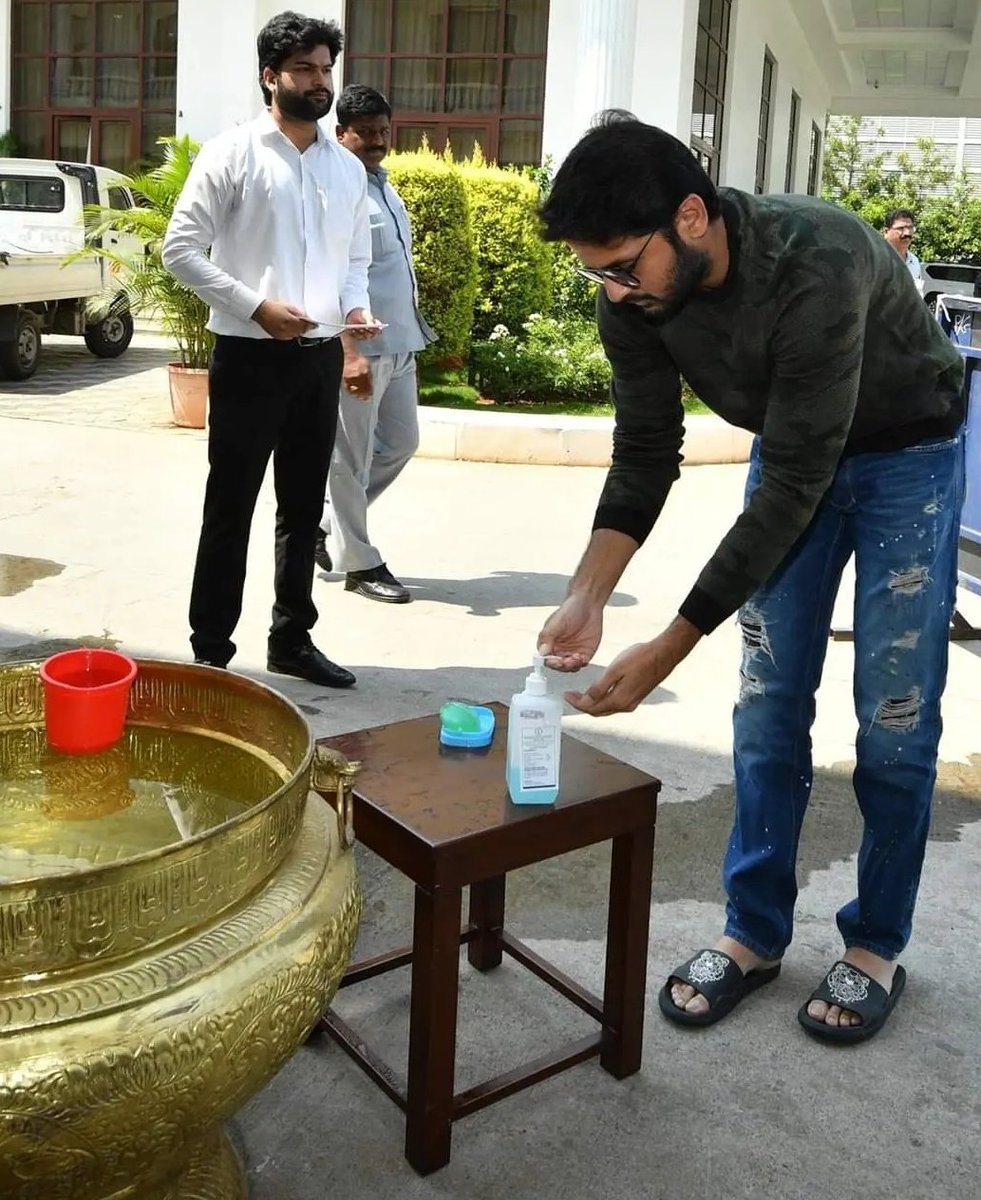 chanti_ET's tweet image. .@actor_nithiin met CM #KCR and handed over a check of 10 Lakhs as his contribution to fight #CoronaVirus 

సీఎం ను కలిసిన సినీ హీరో నితిన్.
సీఎం సహాయనిధికి 10 లక్షల చెక్ అందించిన నితిన్.