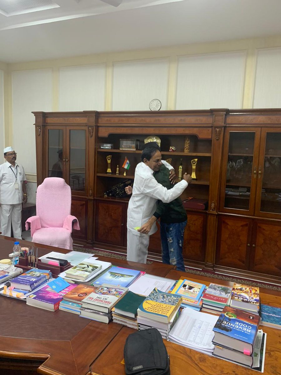 chanti_ET's tweet image. .@actor_nithiin met CM #KCR and handed over a check of 10 Lakhs as his contribution to fight #CoronaVirus 

సీఎం ను కలిసిన సినీ హీరో నితిన్.
సీఎం సహాయనిధికి 10 లక్షల చెక్ అందించిన నితిన్.