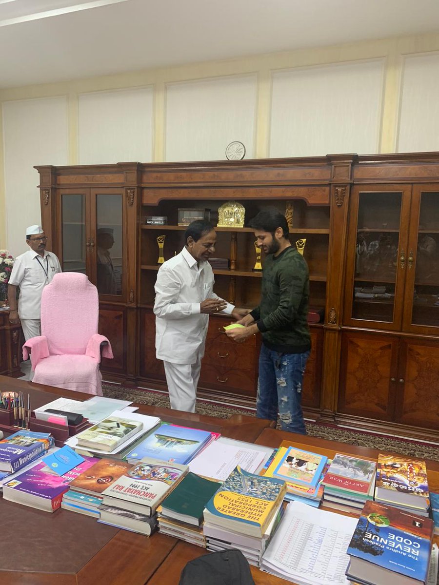 chanti_ET's tweet image. .@actor_nithiin met CM #KCR and handed over a check of 10 Lakhs as his contribution to fight #CoronaVirus 

సీఎం ను కలిసిన సినీ హీరో నితిన్.
సీఎం సహాయనిధికి 10 లక్షల చెక్ అందించిన నితిన్.