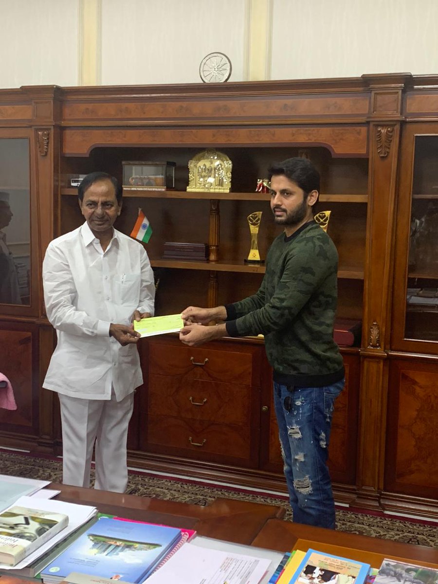 chanti_ET's tweet image. .@actor_nithiin met CM #KCR and handed over a check of 10 Lakhs as his contribution to fight #CoronaVirus 

సీఎం ను కలిసిన సినీ హీరో నితిన్.
సీఎం సహాయనిధికి 10 లక్షల చెక్ అందించిన నితిన్.