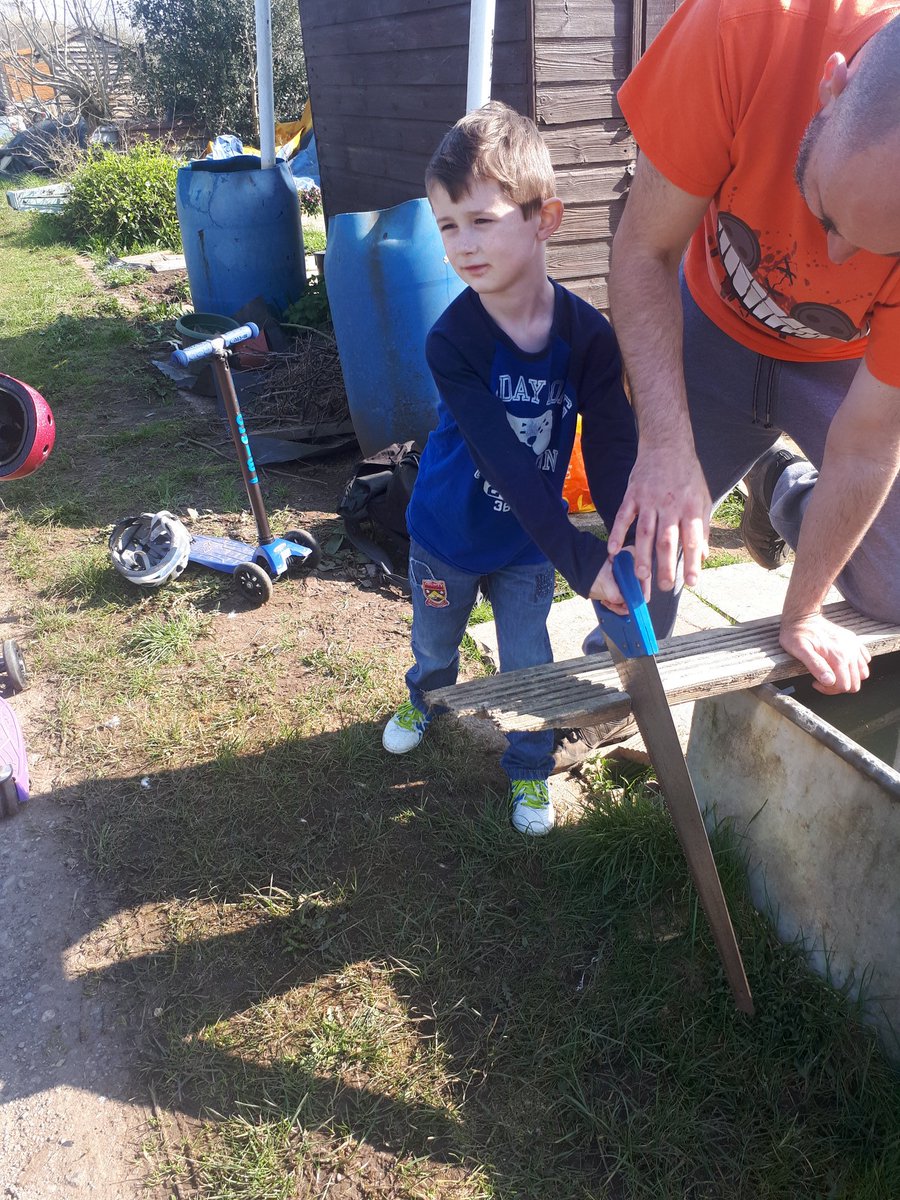 Gwaith coed a garddio ar y cwrriculwm y prynhawn ma/ Woodwork and gardening on the curriculum this afternoon  <a href="/Pencae2/">Ysgol Pencae</a> #homeschooling