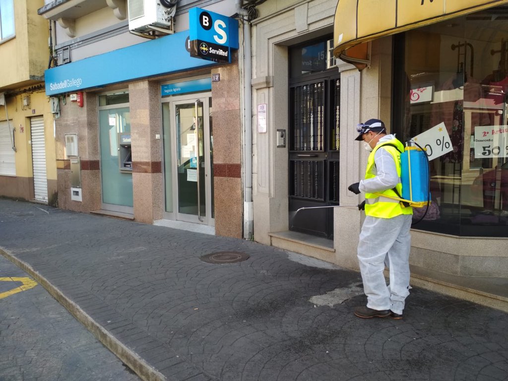 Concello_Melide's tweet photo. 🔴 O Concello continua cos labores de desinfección tanto nas zonas rurais como nas urbanas facendo especial fincapé en rúas, beirarrúas e lugares máis concorridos como son inmediacións de supermercados, instalacións públicas, centro de saúde, etc. #quedanacasa #concellodemelide https://t.co/ax95fUvzR1