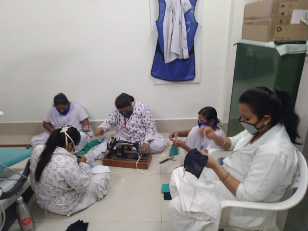 NWRailways's tweet photo. Rising to the occasion, Divisional Hospital-Lalgarh, Bikaner workshop, Jodhpur workshop and Jaipur coaching depot of NWR have made in-house hand sanitizers and face masks for the internal use of employees of NWR.
#IndiaFightsCorona 
#TuesdayThoughts https://t.co/A7H6JEpjod