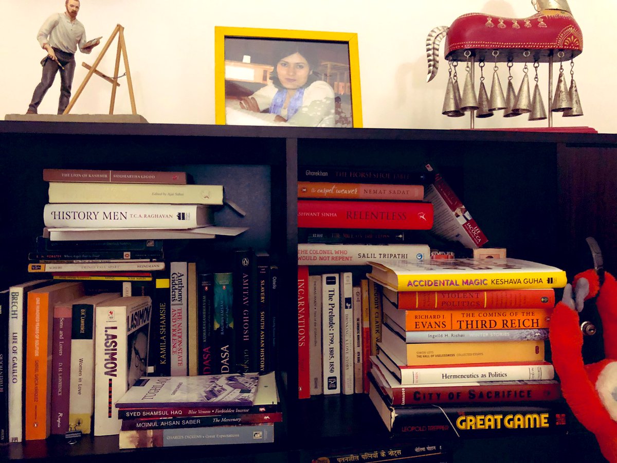 TedhiLakeer's tweet photo. Messy, overflowing but deeply satisfying. This is one of my 53 shelves (excluding the kidsβ rooms).
Chosen for #ShowMeYourShelf because it also captures my Van Gogh doll. π
#Shelfie #BookShelf #CoronavirusLockdown
#HappyToStayAtHome https://t.co/2lNz50fiCO