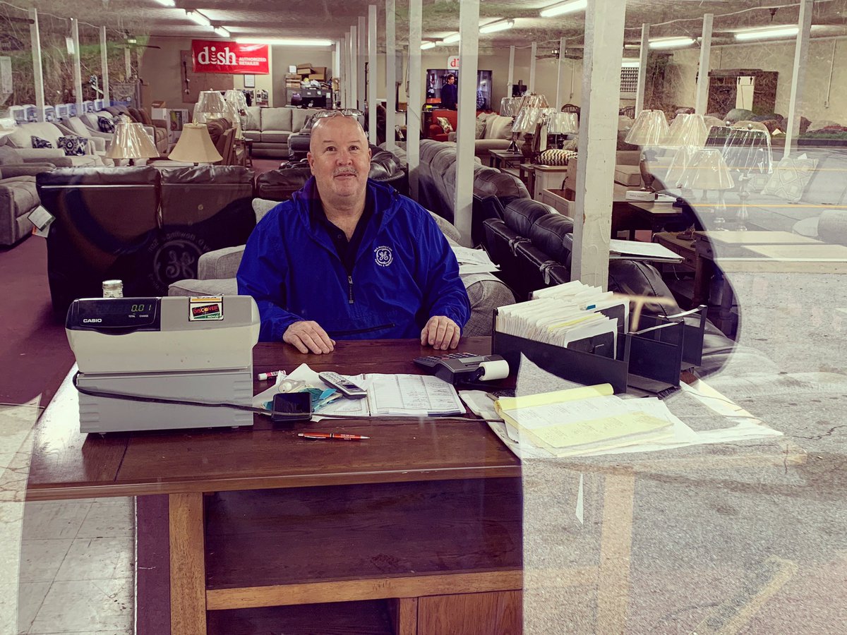 shelliebowling's tweet image. Ray is ready to serve you curbside! #practicingsocialdistancing #patriot #TogetherKy #TeamKentucky @3bowling