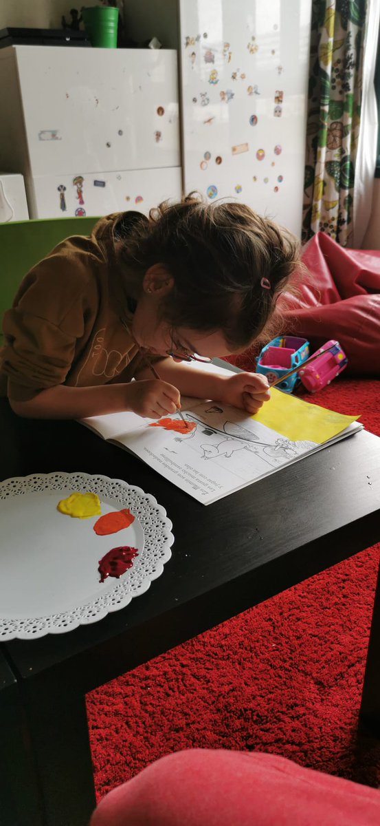 Malena de 4 A infantil trabaja en casa.
#YoTrabajoEnCasa