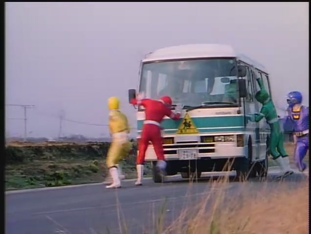 仙台の剣ドロス 洋子のギャグシーンもありつつ 暴走するバスを止めるために奮闘するシーンはやはりグッとくるものがありました そしてバスの運転手はまさかの岡本真澄 怪我を負った時の グアッ って声が無駄に格好良い