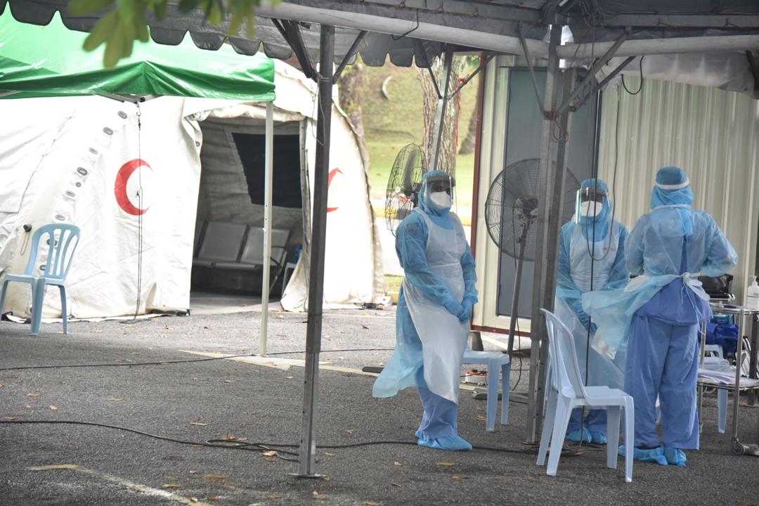 KKMPutrajaya's tweet photo. Kakitangan kesihatan di barisan hadapan di Hospital Selayang yang terlibat membuat saringan #COVIDー19. 

Terima kasih atas pengorbanan dan komitmen anda. 

We work for you, so stay at home for us. 

@DrAdhamBaba https://t.co/8WdDqBycWP